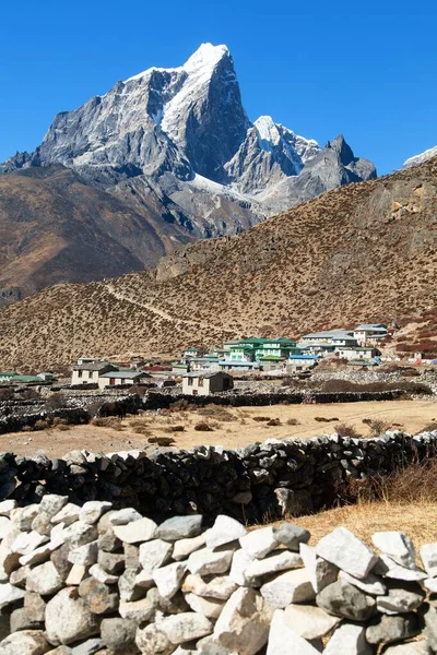 Lodge u hotel en el pueblo de Dingboche y el Himalaya —  Fotos de Stock