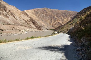 Pamir karayolu Panj nehri ve Pamir dağları