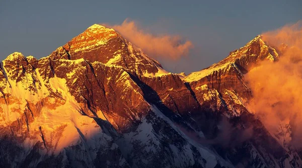 Βραδινό ηλιοβασίλεμα κόκκινο χρώμα θέα του Everest και Lhotse — Φωτογραφία Αρχείου