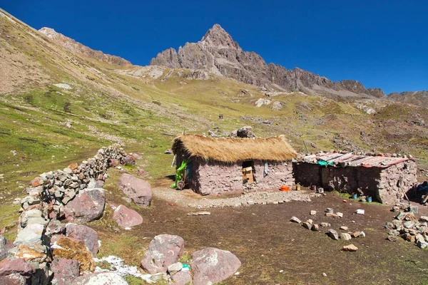 Small home building in Ausangate mountains Andes — Stock Photo, Image