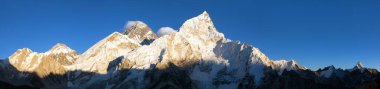Kala Patthar, Khumbu vadisi, Sagarmatha milli parkı, Nepal Himalaya dağları güzel mavi gökyüzü ile Everest Dağı'nın Akşam gün batımı panoramik görünümü