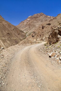 Pamir karayolu ya da Tacikistan 'da Pamirskij trakt asfaltsız yolu, Wakhan vadisi, gorno-badakhshan bölgesi. Pamir ve Hindu dağları