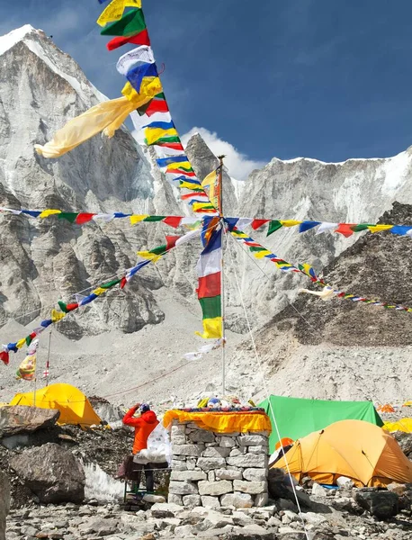 Vista Acampamento Base Monte Everest Tendas Bandeiras Oração Parque Nacional — Fotografia de Stock