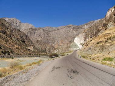 Pamir karayolu M41 uluslararası yol veya pamirskij trakt. Panj Nehri ve Pamir dağları. Panj, Amu Darya Nehri'nin üst kısmıdır. Panoramik manzara. Tacikistan ve Afganistan sınırı, Gorno-badakhshan bölgesi