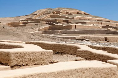Peru'nun Nazca çölündeki Cahuachi arkeolojik alanında Nazca piramidi 