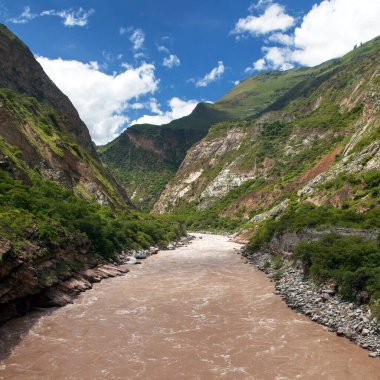 Rio Apurimac, Apurimac, Choquequirao yürüyüş yolu, Cuzco bölgesi, Peru And Dağları 'nın en uzun ve en büyük Amazon nehrinin üst kısmıdır.