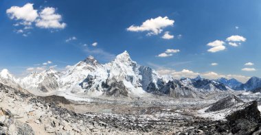 Everest Dağı, himalaya, güzel gökyüzü ve Khumbu Buzulu ile Himalayalı Kala Patthar 'ın panoramik manzarası Everest ana kampı, Khumbu vadisi, Sagarmatha ulusal parkı, Nepal 