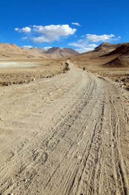Tacikistan 'da Pamir karayolu veya Pamirskij trakt asfaltsız yol, M41 uluslararası karayolu