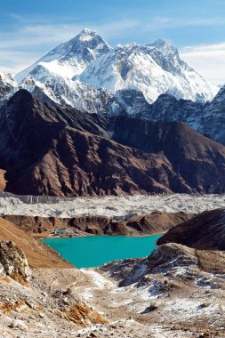 Everest, Lhotse, Ngozumba Buzulu ve Gokyo Gölü 'nün Renjo La Geçidi' nden Everest Ana Kampı 'na üç geçiş, Khumbu Vadisi, Sagarmatha Ulusal Parkı, Nepal himalayas Dağları.