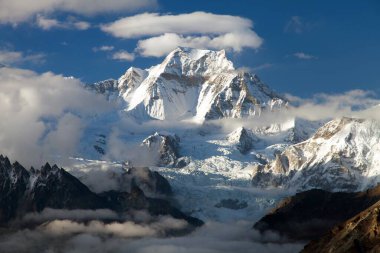 Mount Gyachung Kang bulutlar Cho Oyu, yakınındaki üç geçer trekking rotası, Sagarmatha Milli Parkı, Khumbu Vadisi, Nepal içinde 7952 m için Gokyo RI görüntüleyin