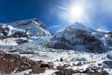 Sabah güneşi Everest Dağı, lhotse ve Nuptse Pumo RI temel kamp - yol Everest ana kampı - Nepal yukarıda 