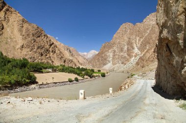 Pamir karayolu M41 uluslararası yol veya pamirskij trakt. Panj Nehri ve Pamir dağları. Panj, Amu Darya Nehri'nin üst kısmıdır. Panoramik manzara. Tacikistan ve Afganistan sınırı, Gorno-badakhshan bölgesi