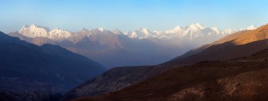Hindukush veya Hindu kush dağ sırtı, Tahikistan ve Afganistan, Wakhan koridoru, Pamir karayolu veya pamirskij trakt akşam görünümü