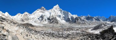 Himalaya Dağları, güzel mavi gökyüzü ile Everest Dağı ve Khumbu buzul - panoramik manzaralı yolu Everest için temel kamp, Khumbu Vadisi, Sagarmatha Milli Parkı, Nepal Himalayalar