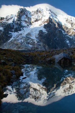 Salkantay dağının göldeki yansımasının akşam manzarası, Peru 'daki Machu Picchu yolu üzerindeki Salkantay yürüyüşü, Cuzco bölgesi
