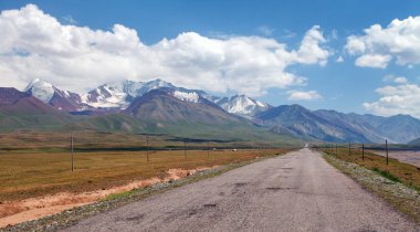 Kırgızistan 'daki Pamir Dağları' nın güzel manzarası. River Valley. Pamir otoyolu, dünyanın çatısı