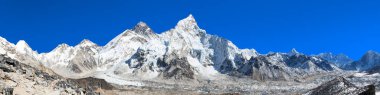 Himalaya Dağları, güzel mavi gökyüzü ile Everest Dağı ve Khumbu buzul - panoramik manzaralı yolu Everest için temel kamp, Khumbu Vadisi, Sagarmatha Milli Parkı, Nepal Himalayalar