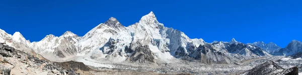 全景视图的喜马拉雅山脉 与美丽的蓝天上珠穆朗玛峰和昆布冰川 通往珠穆朗玛峰基地营 昆布谷 萨加玛塔国家公园 尼泊尔的喜马拉雅山 — 图库照片