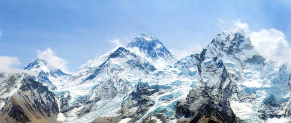 喜马拉雅山 喜马拉雅山 登上珠穆朗玛峰与美丽的天空和昆布冰川 全景方式到珠峰大本营 昆布谷 萨加玛塔国家公园 尼泊尔的喜马拉雅山 — 图库照片
