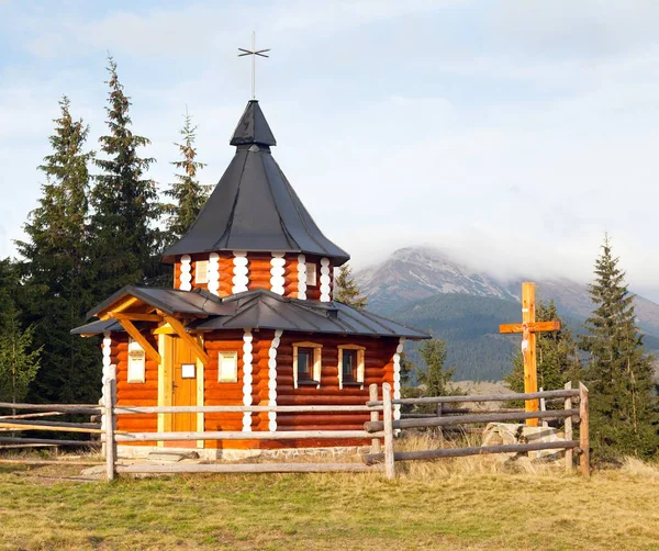 Μικρή Ξύλινη Εκκλησία Παρεκκλήσι Στην Ουκρανία Καρπάθια Βουνά — Φωτογραφία Αρχείου