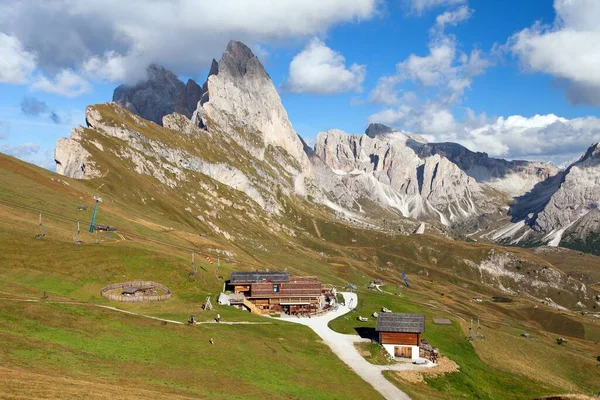 Vista Geislergruppe Gruppo Delle Odle Con Chalet Dolomiti Italia Alpes —  Fotos de Stock