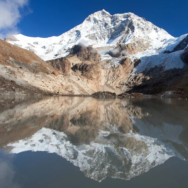 尼泊尔喜马拉雅山Makalu Barun国家公园湖中的Makalu山映像 — 图库照片