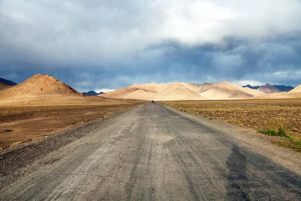 パミール高速道路やPamirskijトラック パミール高速道路M41国際道路 タジキスタンの山の周りの風景 — ストック写真