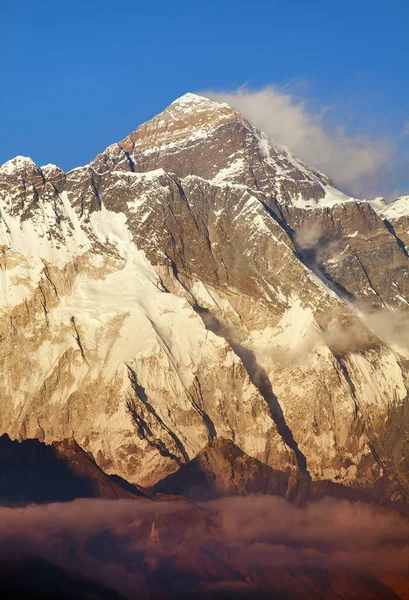 从尼泊尔喜马拉雅山Solukhumbu Khumbu山谷Kongde村带着美丽云彩的珠穆朗玛峰黄昏红色风景 — 图库照片