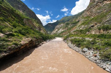 Rio Apurimac, Apurimac, Choquequirao yürüyüş yolu, Cuzco bölgesi, Peru And Dağları 'nın en uzun ve en büyük Amazon nehrinin üst kısmıdır.