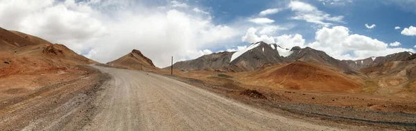 パミール高速道路やPamirskijトラック パミール高速道路M41国際道路 タジキスタンの山の周りの風景 — ストック写真
