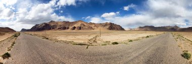 Pamir otoyolu ya da Pamirskij Trakt. Pamir karayolu M41 uluslararası karayolu, Tacikistan 'daki dağlar