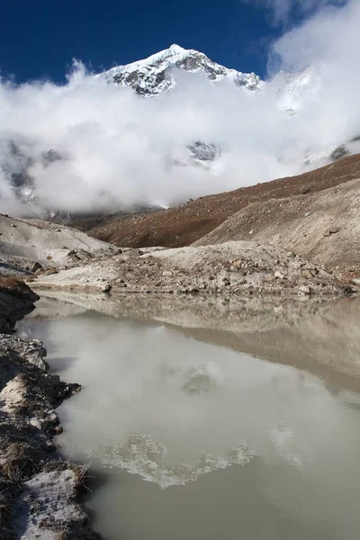 Pico Siete Vii Reflejando Lago Hermoso Monte Camino Campamento Base —  Fotos de Stock