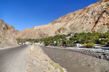 Pamir karayolu M41 uluslararası yol veya pamirskij trakt. Panj Nehri ve Pamir dağları. Panj, Amu Darya Nehri'nin üst kısmıdır. Panoramik manzara. Tacikistan ve Afganistan sınırı, Gorno-badakhshan bölgesi