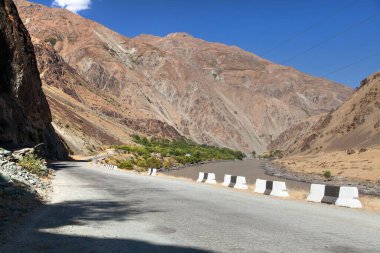 Pamir karayolu M41 uluslararası yol veya pamirskij trakt. Panj Nehri ve Pamir dağları. Panj, Amu Darya Nehri'nin üst kısmıdır. Panoramik manzara. Tacikistan ve Afganistan sınırı, Gorno-badakhshan bölgesi
