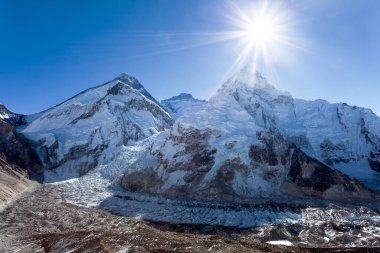 Pumo Ri 'nin ana kampından Everest' e giden Sagarmatha Ulusal Parkı Nepal Himalayalar Dağları 'na kadar sabah güneşi.