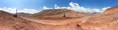 Kyzylart veya Kyzyl-Art kartı. Kırgızistan ve Tacikistan sınırı. Pamir dağları. Kırmızı renkli dağ. Pamir karayolu veya Pamirskij trakt, dünyanın çatısı, m41 uluslararası karayolu 