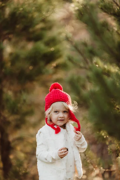 Menina adorável em chapéu vermelho — Fotografia de Stock