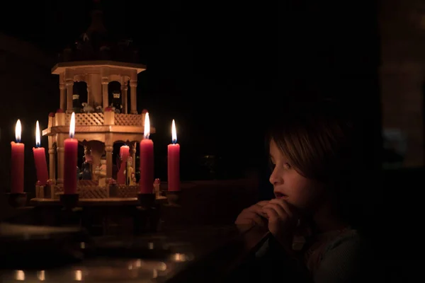 Дівчина поруч іграшковий будинок-свічка — стокове фото