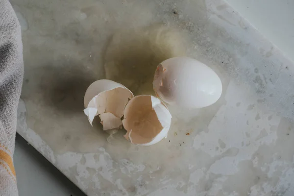 Tepat Atas Pandangan Kerang Telur Yang Rusak Dan Putih Telur — Stok Foto