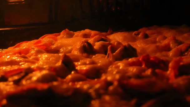피자는 오븐에서 집니다 납니다 유리잔을 풍경이다 — 비디오