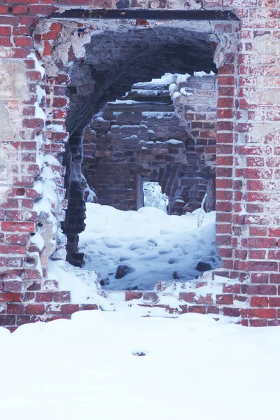 红砖废墟冬天的老房子门的方式 地上的雪 — 图库照片