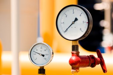 Doğal gaz boru hattı üzerinde basınç ölçer