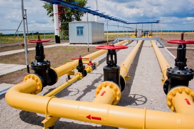 Doğal gaz arıtma tesisi çelik boru ile kırmızı musluk