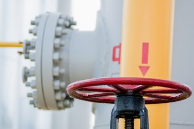 Doğal gaz arıtma tesisi çelik boru ile kırmızı musluk