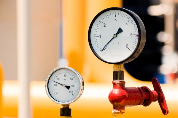 Doğal gaz boru hattı üzerinde basınç ölçer