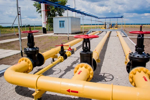 Doğal gaz arıtma tesisi çelik boru ile kırmızı musluk
