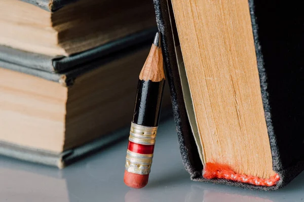 旧书籍和小完美铅笔 — 图库照片