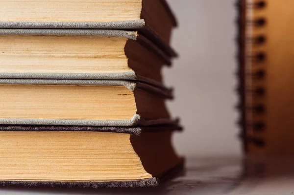 Stack av gamla och begagnade böcker — Stockfoto