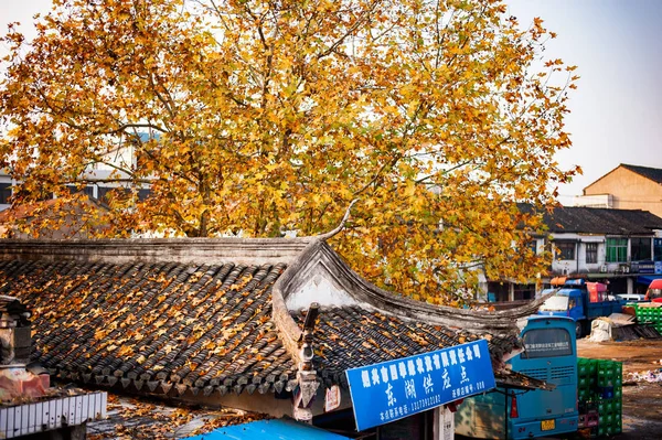 El techo de baldosas de la antigua casa china — Foto de Stock