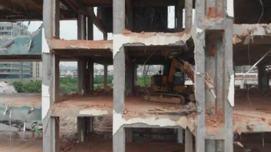 Yıkım alanının sol görüntüsüne giden hava aracı